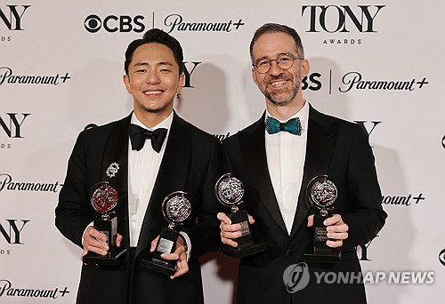 토니상 거머쥔 박천휴 작가(왼쪽)와 윌 애런슨 작곡가. 뉴욕 로이터=연합뉴스